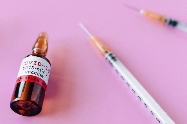Covid-19 : le vaccin Moderna serait-il vraiment plus efficace que celui de Pfizer ?