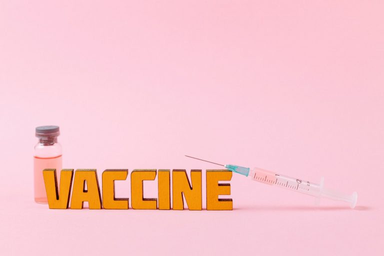 Vaccins Covid-19 : ont-ils des effets secondaires ? Contiennent-ils des adjuvants dangereux ?