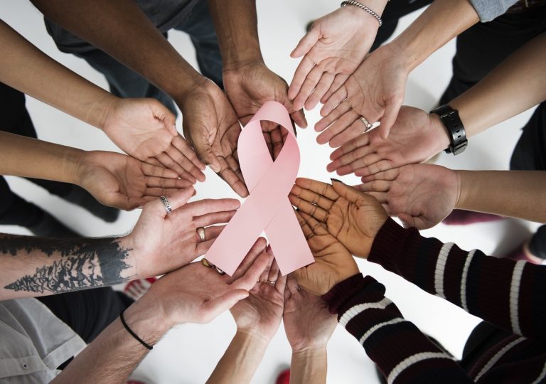 Différences des mutations génétiques entre les patientes jeunes et âgées atteintes d’un cancer du sein