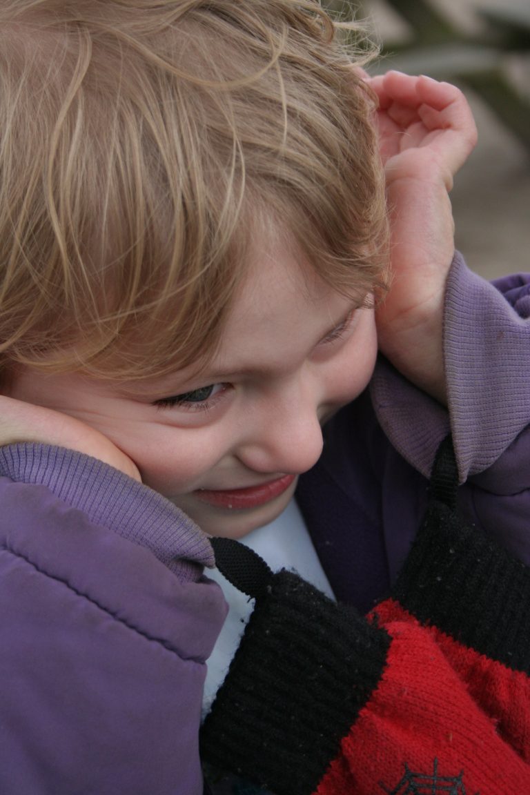 Les avantages de l’implantation cochléaire pour les enfants sourds atteints de troubles du spectre autistique