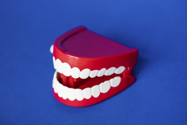 Les piercings oraux ont un effet négatif sur les dents et les gencives adjacentes