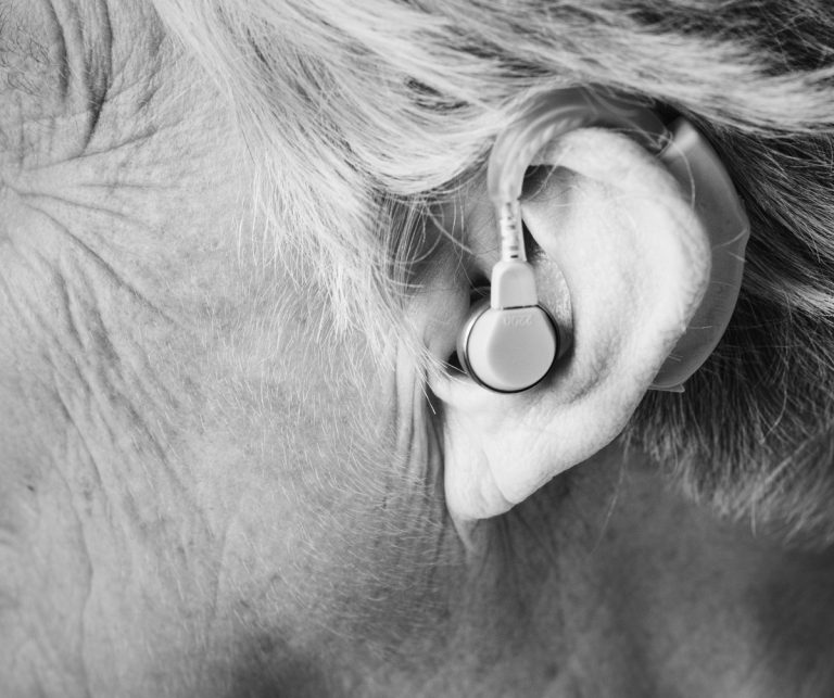 L’impact du vieillissement sur l’effort d’écoute des utilisateurs d’implants cochléaires