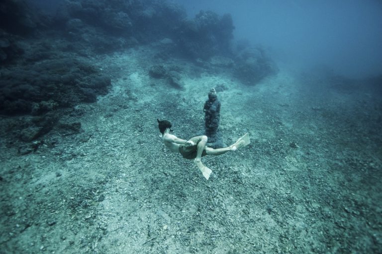 Un capteur de mouvement sous-marin respirable pourrait aider à surveiller la sécurité des nageurs